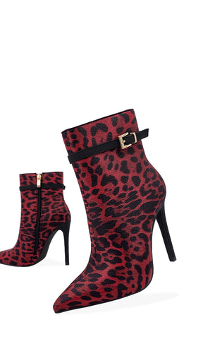 AFRICA BOTA AL TOBILLO ROJA CON TERMINACION PUNTIAGUDA Y DETALLE DE HEBILLA DORADA EN CINTA TALONERA HECHAS EN VINIPIEL DE ESTAMPADO ANIMAL PRINT