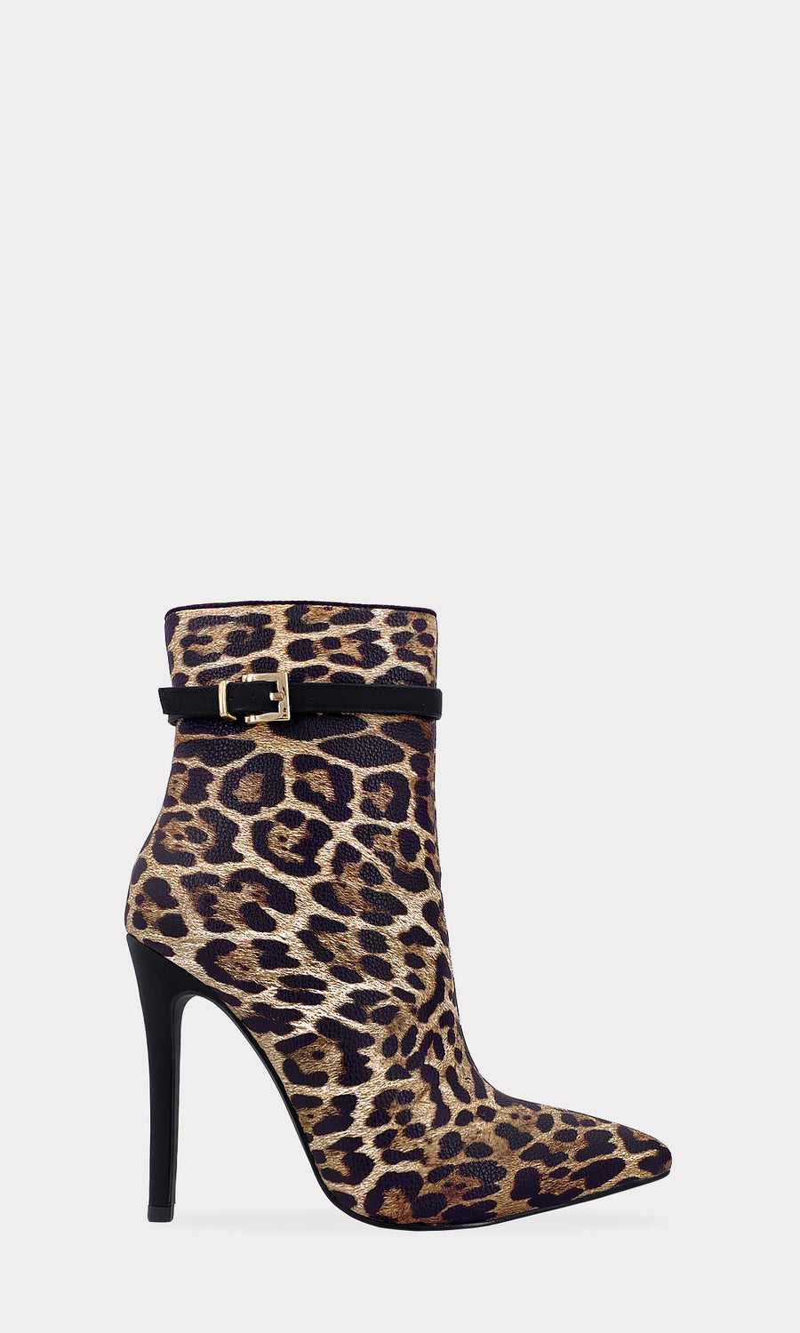 AFRICA MODELO POSA BOTINES DE LEOPARDO A JUEGO CON VESTIDO NEGRO DE ABERTURA EN PIERNA Y UÑAS ACRILICAS NUDE PARA VERSE SEXY