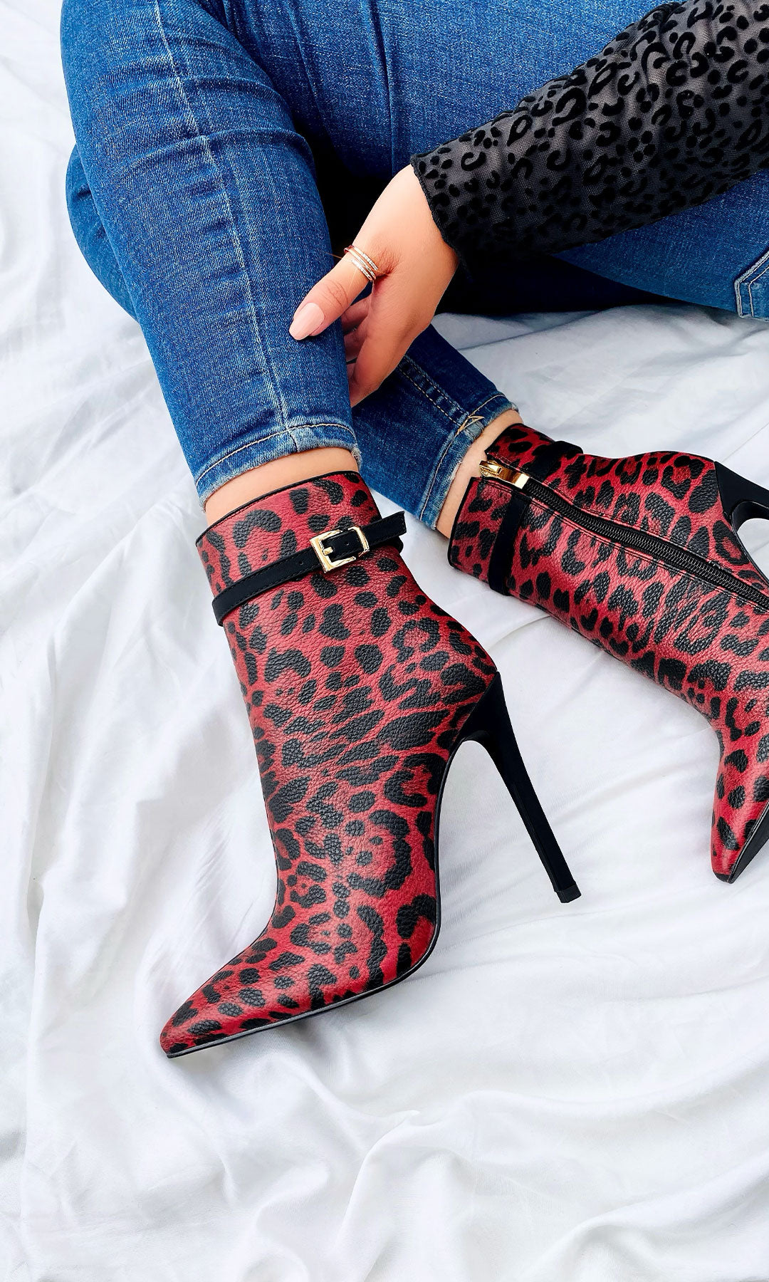 AFRICA LOOK SEXY COMBINANDO BOTINES ROJOS DE LEOPARDO CON SKINNY JEANS Y BLUSA NEGRA DE MESH PARA VERSE EN TENDENCIA