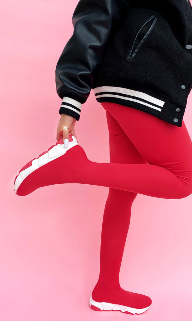 ALISSON BLOCK LOOK USANDO TENIS ROJOS DE LEGGINGS INCLUIDOS A JUEGO DE CHAMARRA NEGRA TIPO UNIVERSITARIA PARA VERSE FASHION