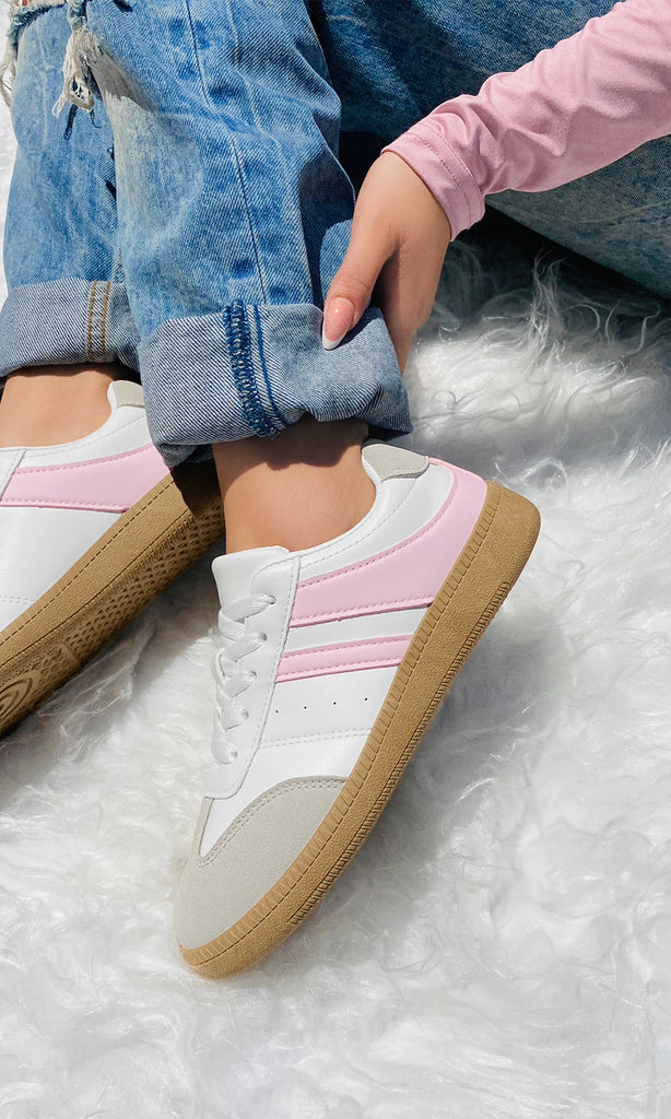 ALTHEA CÓMO COMBINAR TENIS BLANCOS CON DETALLES ROSAS PARA UN LOOK CASUAL CON MOM JEANS Y BLUSA ROSA EN UNA TARDE RELAJADA