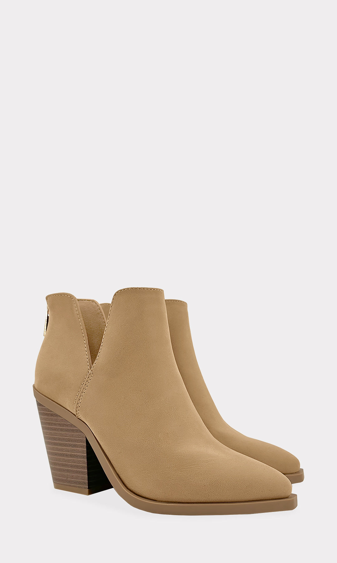 ARLETH BOTAS CORTAS CASUALES COLOR CAMEL CON ACABADO DE NOBUK Y TERMINACION PUNTIAGUDA CON TACON CUBANO DE 9 CM PARA MUJER