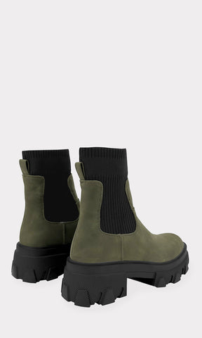 ASHTON BOTAS DE COMBATE VERDE OLIVO LISAS CONFECCIONADAS EN ANTE CON RESORTE EN EL TOBILLO AJUSTABLE DE PUNTA REDONDA Y PLATAFORMA CHICA DE 3.5 CM 