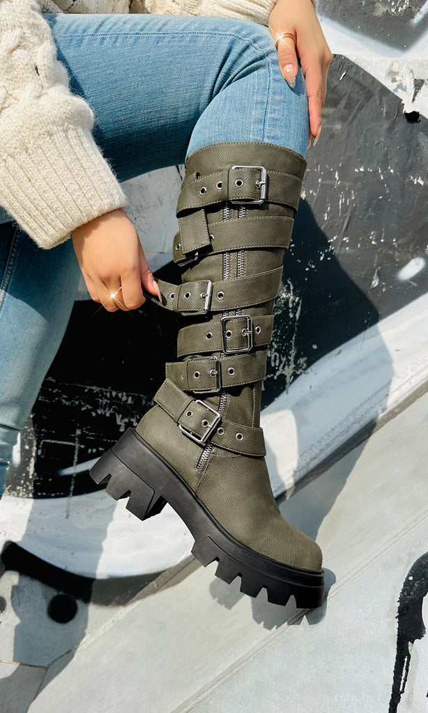 BIKER COMBAT BOOTS LARGAS PARA USAR CON JEANS Y SUETER BLANCO EN UN  LOOK INVERNAL Y LUCIR FASHION 