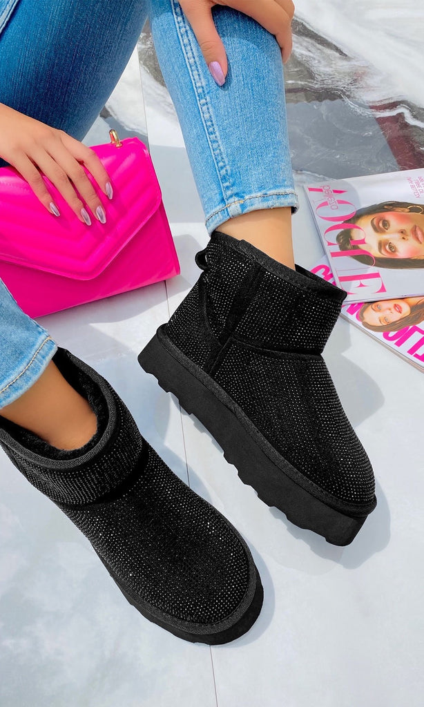 BROOKE BOTAS NEGRAS TIPO UGG PARA COMBINAR CON PANTALONES DE MEZCLILLA Y BOLSOS ROSAS DE MANO CON UÑAS PLATEADAS