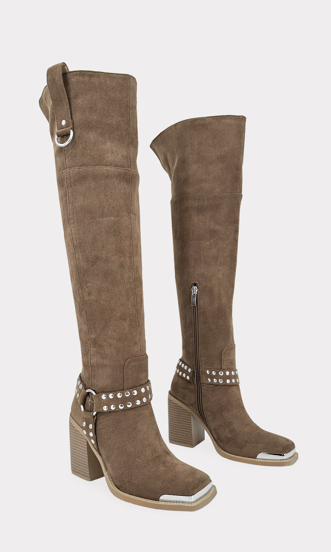 BUFFALO BOTA LARGA TAUPE CONFECCIONADAS EN GAMUZA CON DETALLE METALICO EN CINTA DE TACON ALTO Y PUNTA SEMI CUADRADA PLATEADA PARA MUJER