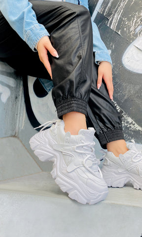 CALLIE STREET STYLE LOOK USANDO TENIS BLANCOS DE PLATAFORMA CHUNKY CON PANTALON JOGGER Y CHAMARRA DE MEZCLILLA