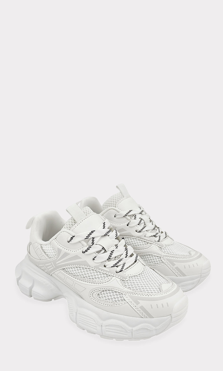 CELESTE TENIS BLANCOS DE PLATAFORMA CHUNKY PARA COMBINAR CON VESTIDO LARGO DE MESH Y LUCIR FASHION EN LOOK DE FIN DE SEMANA