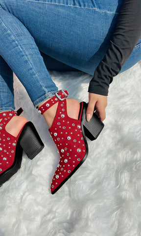 CHLOE COMO COMBINAR BOTINES ROJOS DE ESTOPEROLES GRANDES Y OJILLOS CON PANTALON DE MEZCLILLA Y BLUSA NEGRA DE MANGA LARGA