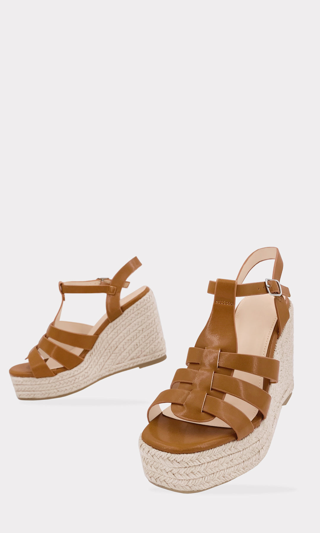 CONNOR SANDALIAS ABIERTAS COLOR CAMEL CONFECCIONADAS EN VINIPIEL CON PLATAFORMA CUADRADA DE 3.5 CM Y TACON WEDGE DE 10 CM PARA MUJER