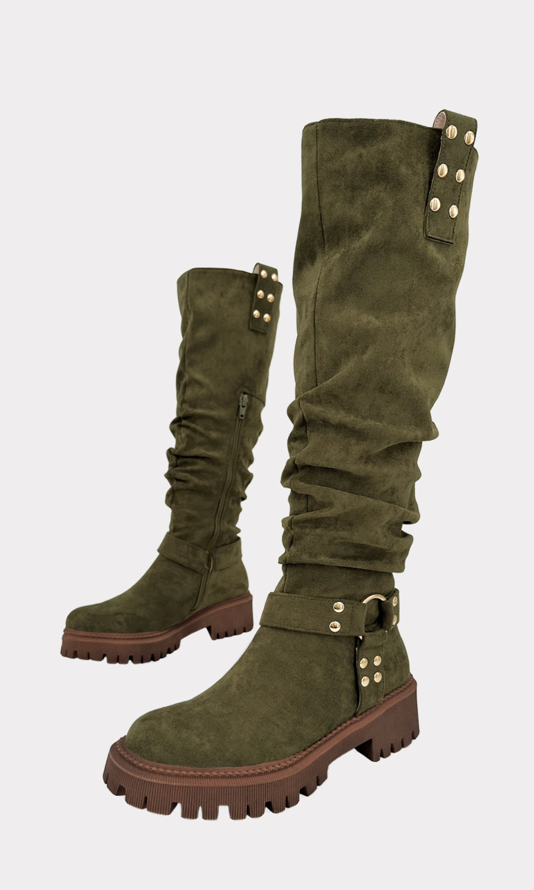 DAKOTA BOTAS LARGAS VERDE OLIVO CON PUNTA REONDA DE PLATAFORMA DE 3 CM CON DISEÑO CORRUGADO CONFECCIONADAS EN GAMUZA Y DETALLES DE ESTOPEROLES 