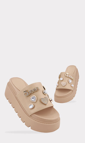 ELINE SANDALIAS FLATFORM COLOR NUDE HECHAS EN CUERO SINTETICO CON PEDRERIA Y CHARMS DE PUNTA ABIERTA REDONDA PARA USAR EN VERANO