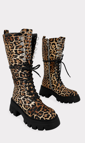  EPIC BOTAS CAMEL CON CIERRE PLATEADO AL COSTADO DE ESTAMPADO ANIMAL PRINT CONFECCIONADAS EN VINIPIEL CON PLATAFORMA DE 4 CM Y SUELA DENTADA PARA DAMA