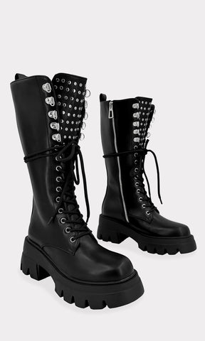 EPIC COMBAT BOOTS NEGRAS CON ESTOPEROLES PLATEADOS AL FRENTE DE AGUJETA LARGA AJUSTABLE CONFECCIONADOS EN VINIPIEL Y TACON BAJO DE 6.5 CM