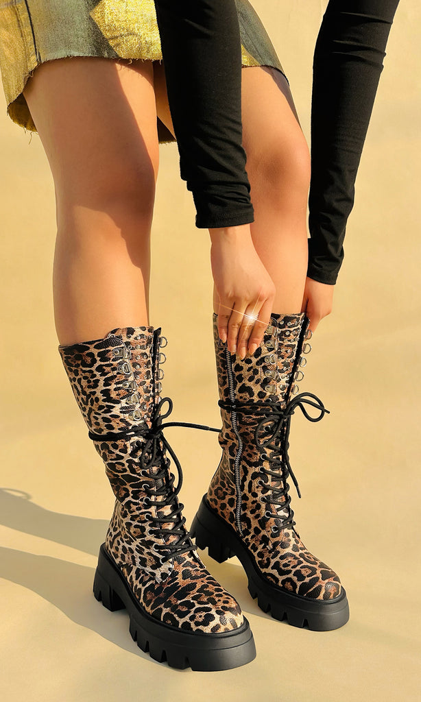 EPIC COMO COMBINAR BOTAS DEBAJO DE LA RODILLA DE ESTAMPADO ANIMAL PRINT CON AGUJETAS Y FALDA METALICA CORTA CON BLUSA NEGRA