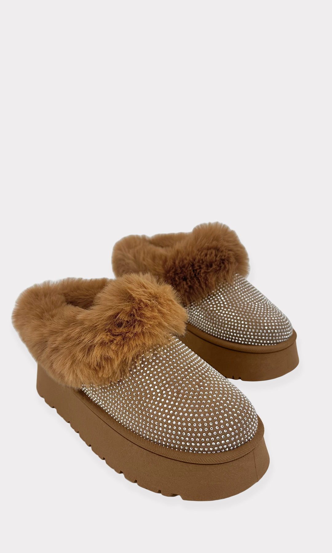 FERGIE BOTAS ESTILO UGG CAMEL HECHAS EN GAMUZA CON PELUCHE SOBRE EL TOBILLO Y BRILLOS PEQUEÑOS AL FRENTE DE PUNTA REDONDA PARA USAR EN INVIERNO