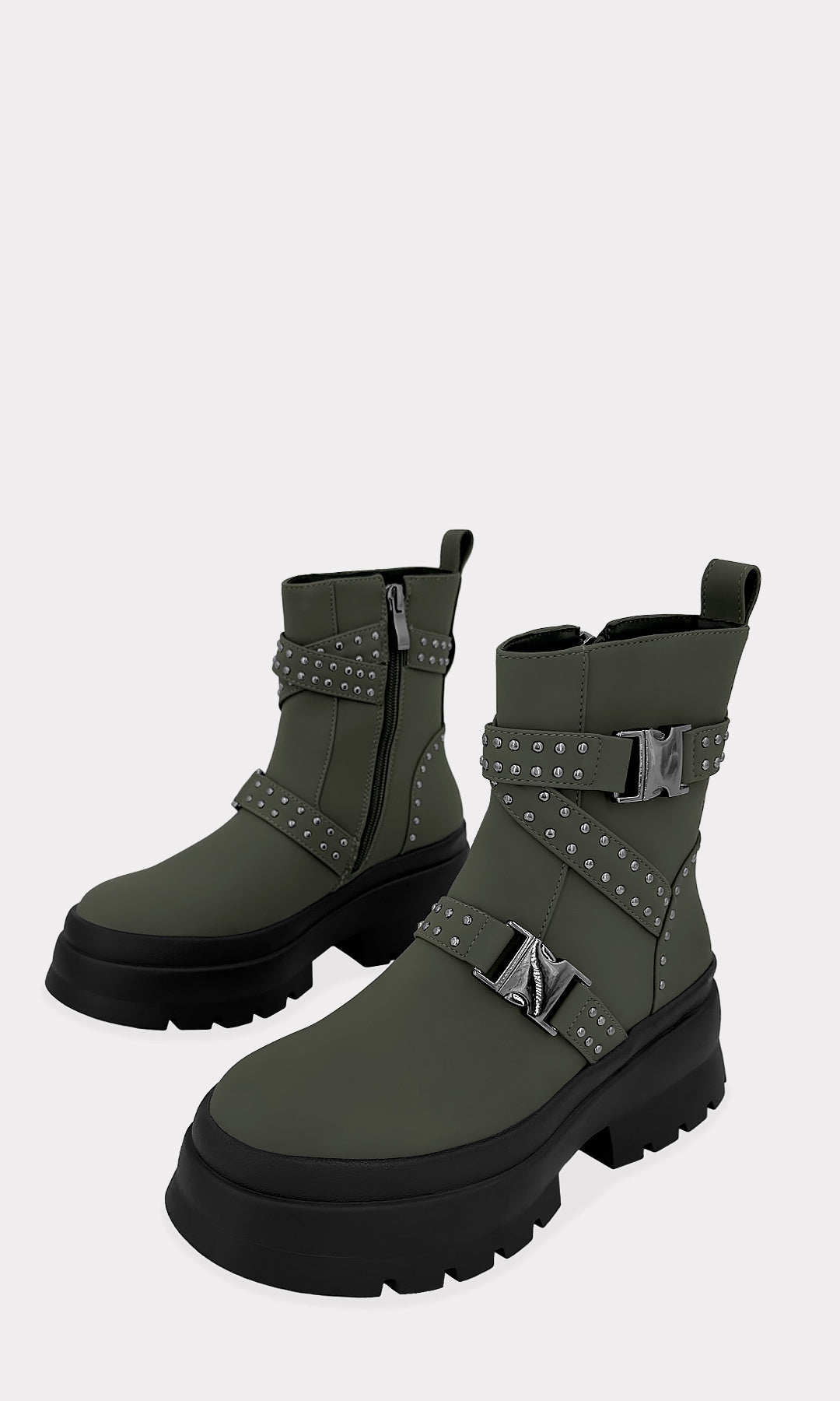 FORCE BOTA AL TOBILLO VERDE OLIVO CON DETALLLES METALICOS  EN CINTAS AJUSTABLES CON SUELA DENTADA DE PLATAFORMA DE 5 CM CONFECCIONADOS EN NUBUCK