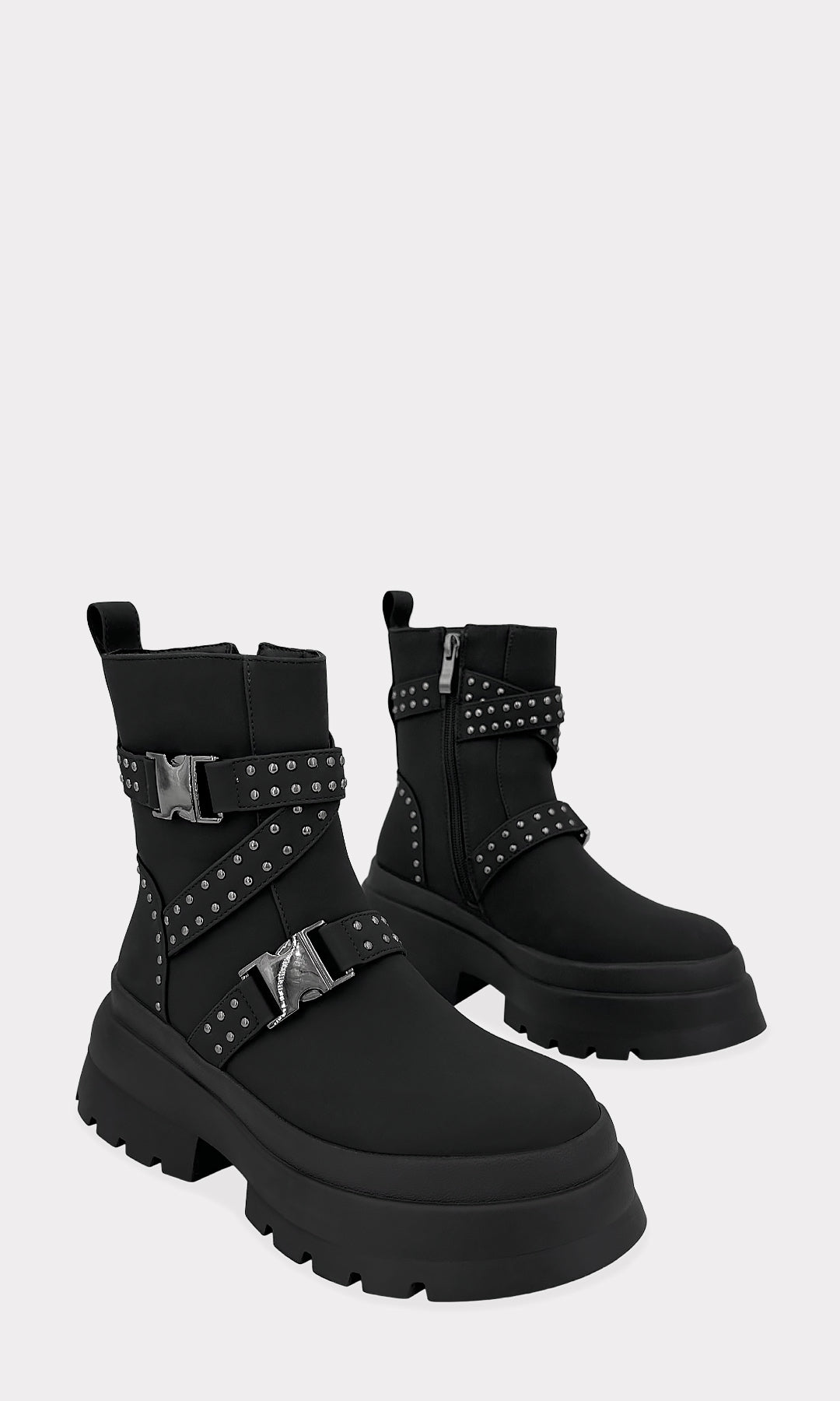 FORCE COMBAT BOOTS NEGRAS CONFECCIONADAS EN NUBUCK CON ESTOPEROLES METALICOS EN STRAPS AJUSTABLES SOBRE EL TOBILLO Y PUNTA REDONDA PARA DAMA 