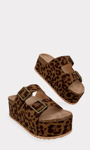 GINEBRA SANDALIAS CAMEL CON ESTAMPADO ANIMLA PRINT HECHAS EN GAMUZA CON SUELA DENTADA DE PLATAFORMA DE 5.5 CM Y PUNTA REDONDA PARA CHICA 