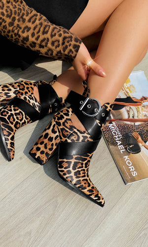 GINGER CON QUE PRENDAS COMBINAR BOTINES DE LEOPARDO CON BLUSA DEL MISMO ESTAMPADO Y FALDA NEGRA CORTE A PARA VERSE TRENDY