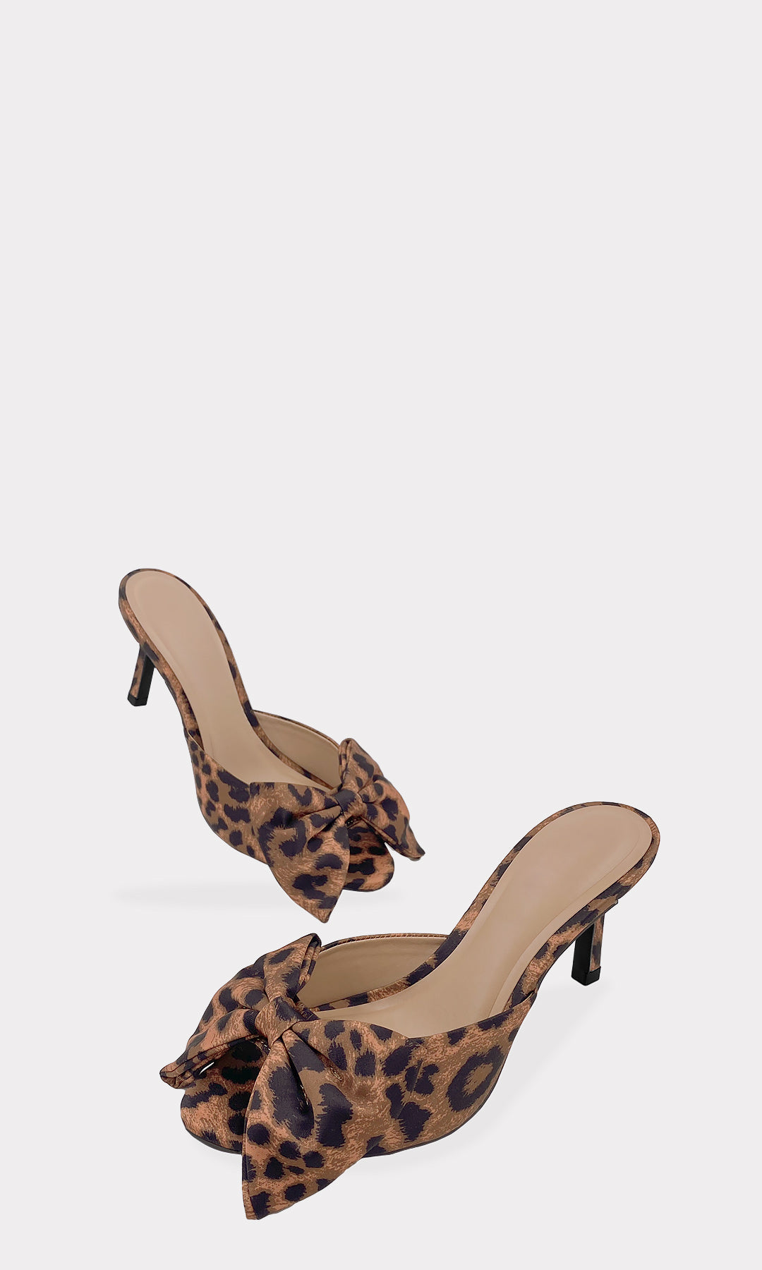 JULIENNE TACONES ALTOS DE 7.5 CONFECCIONADOS EN SATIN CON ESTAMPADO DE LEOPARDO Y MOÑO EN STRAP ARRIBA DE LOS DEDOS PARA MUJER