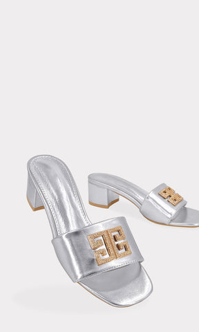 JULS ZAPATILLAS MULES DE VINIPIEL METALICA PLATEADAS CON STRAP ARRIBA DEL EMPEINE Y DETALLE DORADO AL FRENTE PARA DAMA