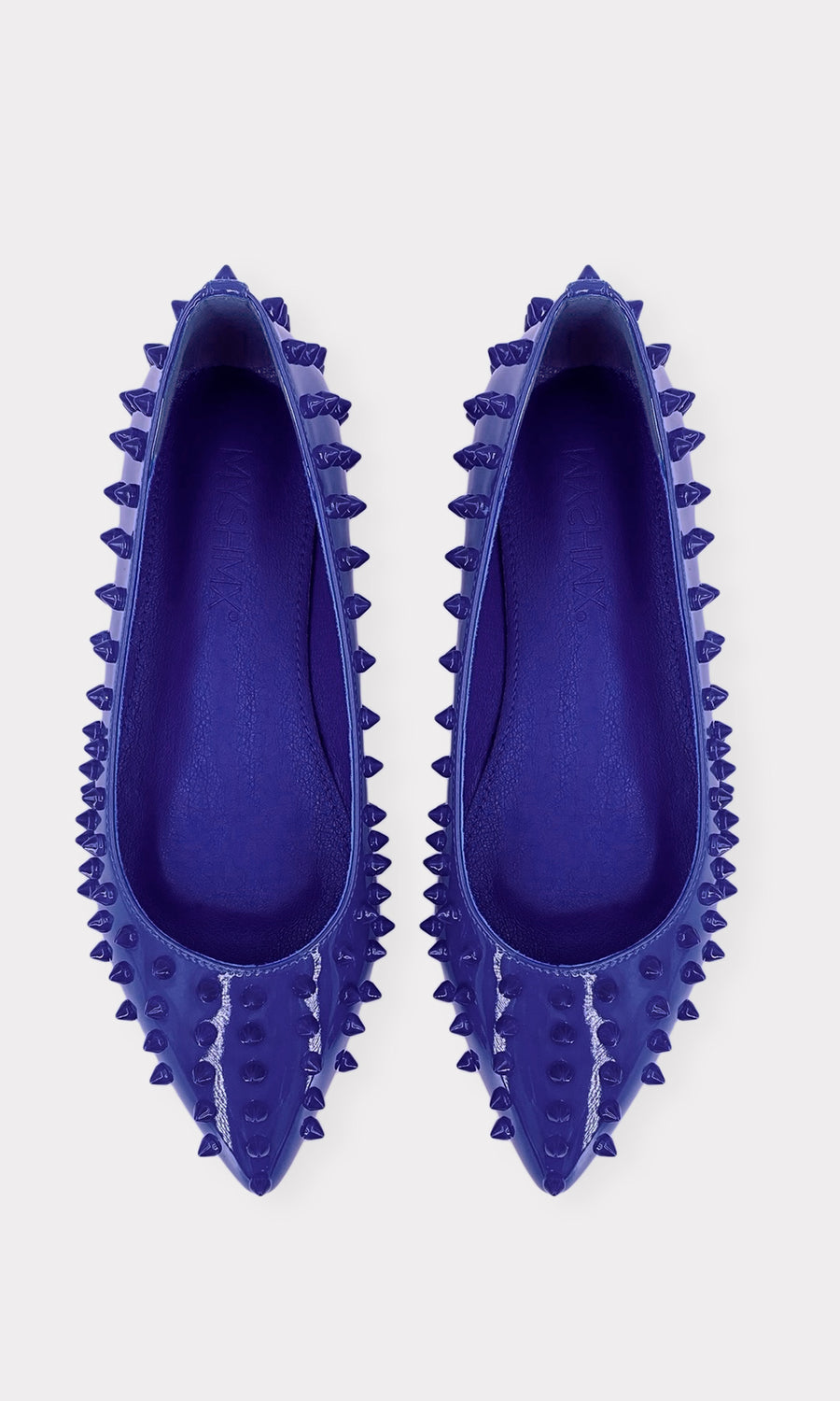 KENDRA MODELO POSA FLATS AZULES DE ESTOPEROLES CON BLUSA DEL MISMO TONO Y FALDA SHORT METALICA PARA VERSE EN TENDENCIA