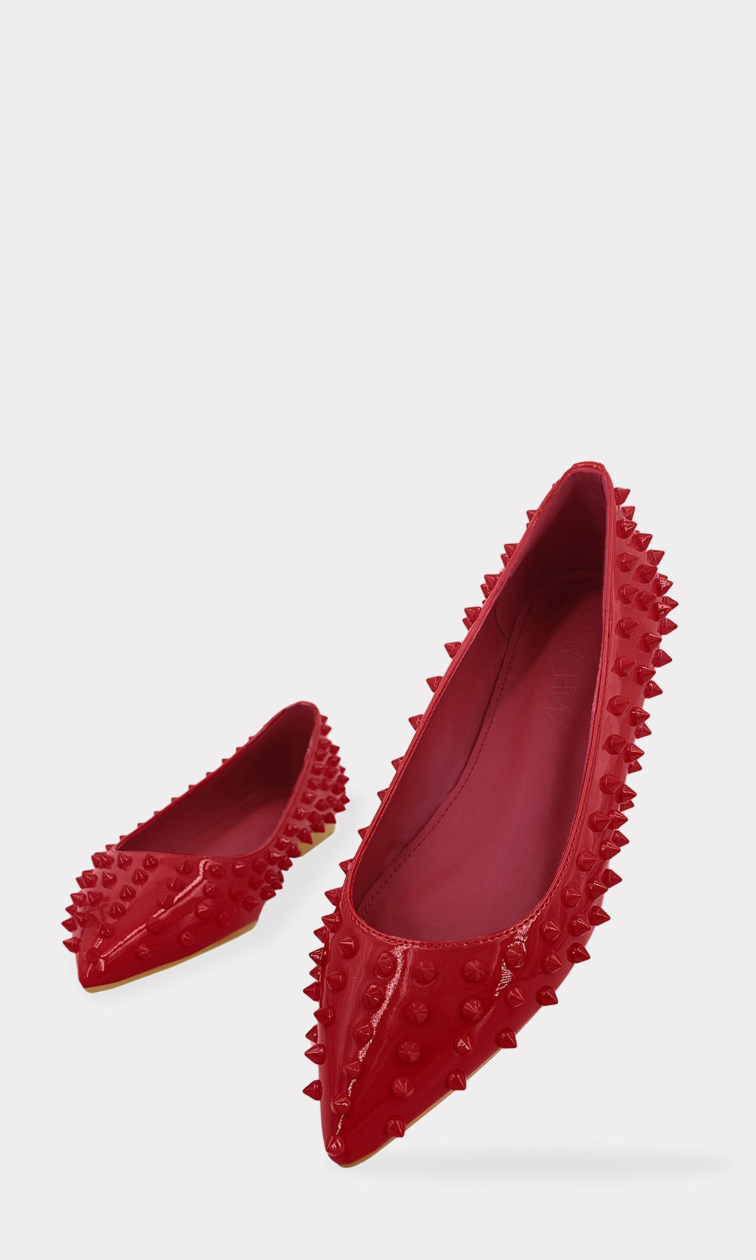 KENDRA ZAPATOS DE PISO ROJOS CON TERMINACION PUNTIAGUDA HECHAS EN CHAROL CON ESTOPEROLES PEQUEÑOS AL FRENTE Y TACON BAJO DE 1 CM PARA DAMA 