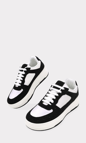 KIARA SNEAKERS NEGROS CON BRILLOS AL FRENTE DE PLATAFORMA DE 3.5 CM CONFECCIONADOS EN VINIPIEL CON GAMUZA Y AGUJETA AJUSTABLE SOBRE EL EMPEINE 