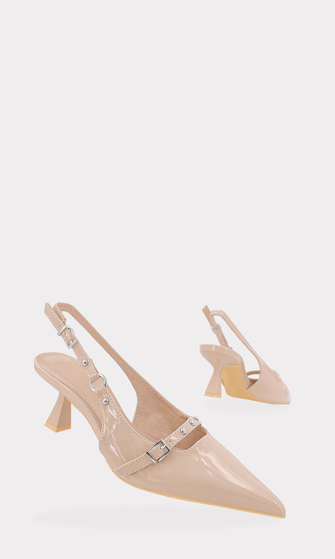 KRISTEN SLINGBACK HEELS COLOR NUDE CONFECCIONADOS EN CHAROL CON HEBILLA METALICA EN CINTA DELGADA ARRIBA DE LOS DEDOS Y TERMINACION POINTY