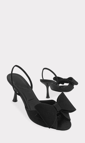 LESLIE ZAPATOS ABIERTOS DE SATIN NEGRO CON MOÑO GRANDE EN CINTA ARRIBA DE LOS DEDOS CON PUNTA REDONDA Y TACON BAJO DE 7.5 CM PARA MUJER