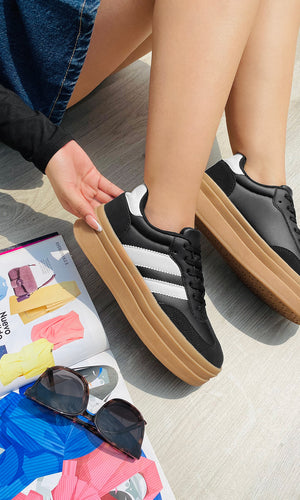 LYRA SNEAKERS NEGROS CON SUELA DE GOMA MÁS FALDA DE MEZCLILLA Y TOP MANGA LARGA CREAN UN LOOK URBANO PARA EL DÍA A DÍA