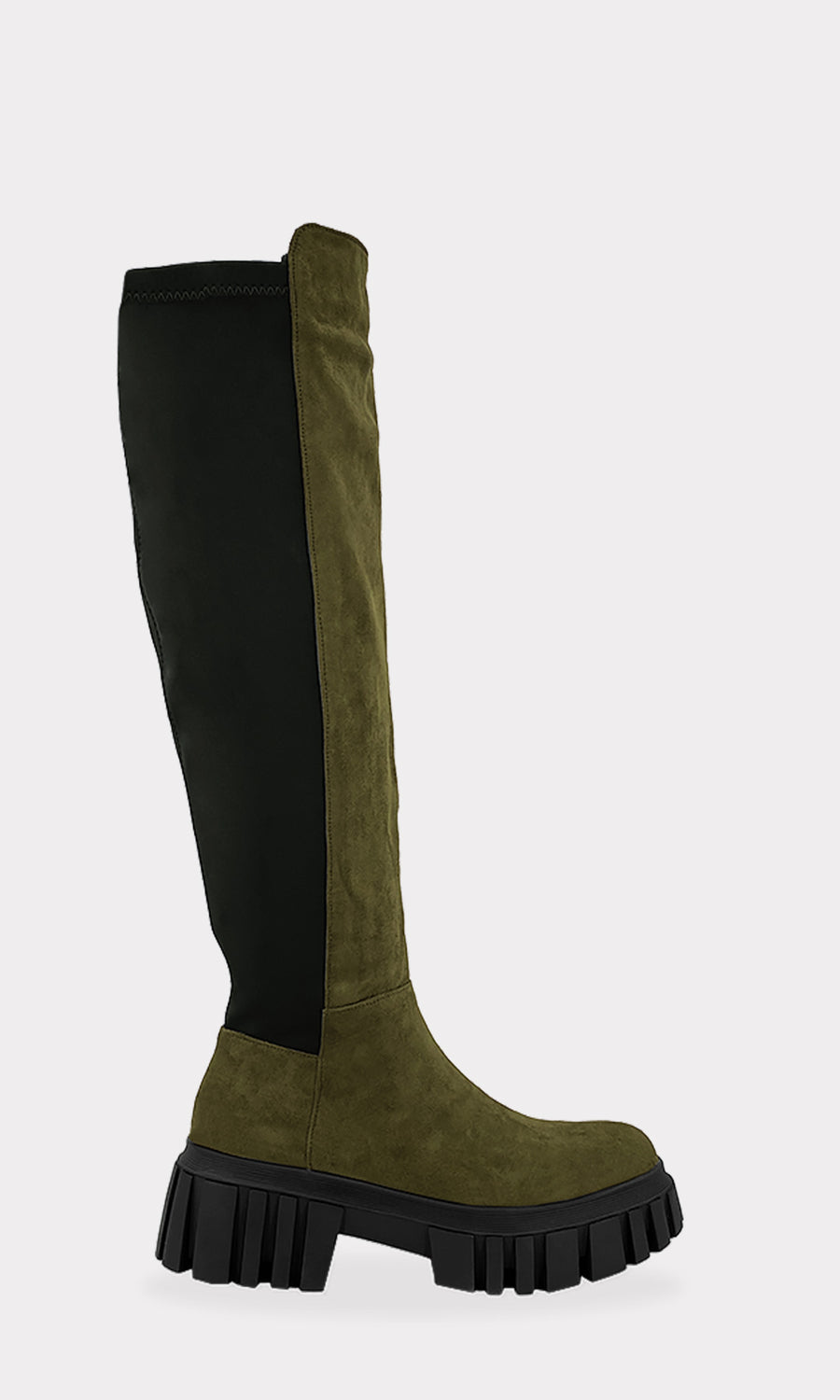 MAVELYN CHICA COMBINA BOTAS ABAJO DE LA RODILLA COLOR VERDE OLIVO CON FALDA DORADA Y BLUSA NEGRA PARA VERSE CHIC EN INVIERNO