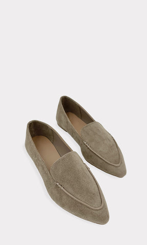 MELODY LOAFERS COLOR TAUPE DE METER HECHOS EN GAMUZA LISA CON TACON BAJO DE 1 CM Y TERMINACION PUNTIAGUDA PARA USAR EN LA OFICINA