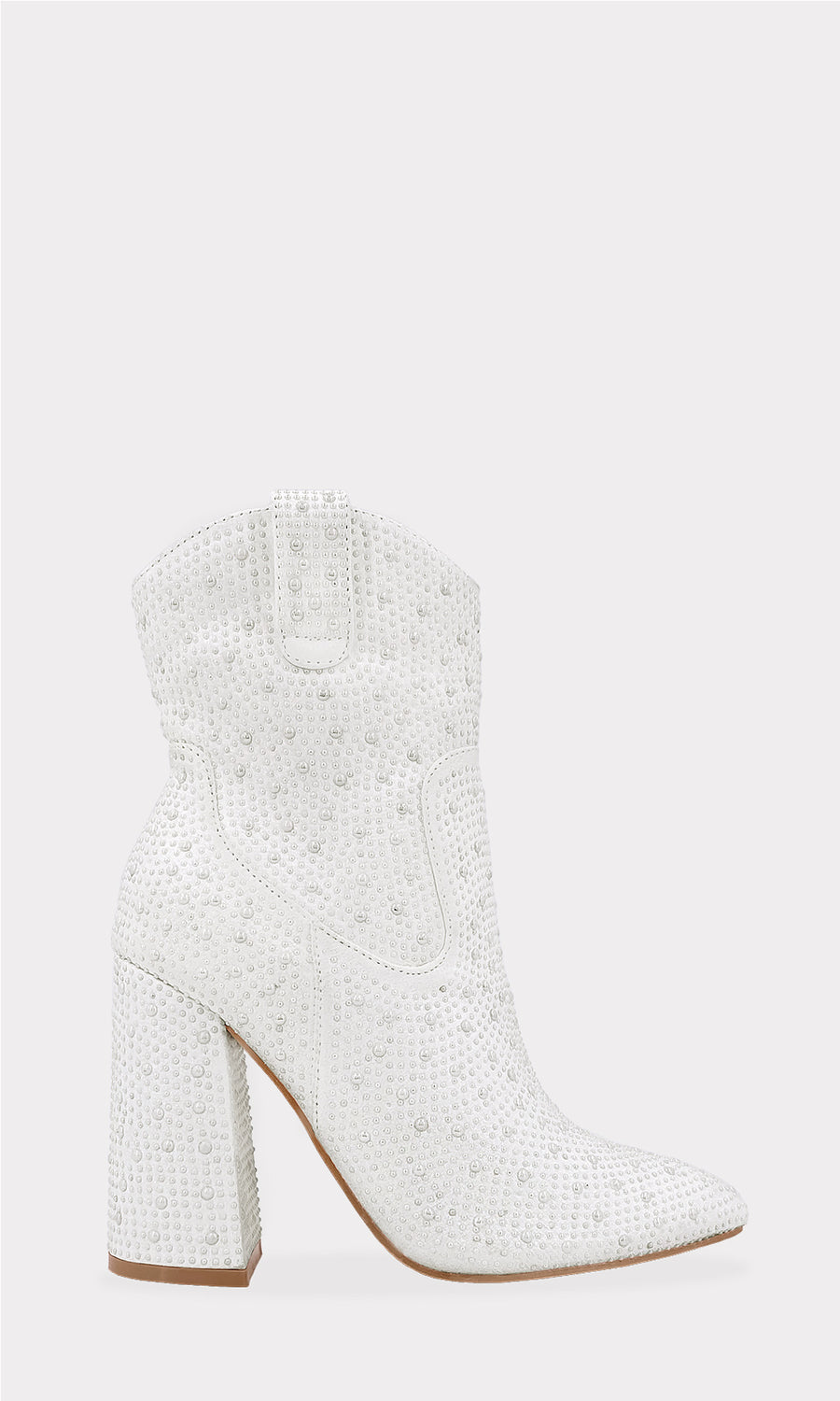 MILENKA COMO USAR BOTINES BLANCOS DE PERLAS CON PANTALON DE MEZCLILLA Y BLUSA BLANCA PARA LLEVAR A TU CITA CON TU PAREJA