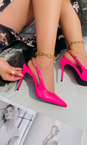 MISTRESS COMO COMBINAR ZAPATILLAS ROSAS DE CHAROL CON VESTIDO CAFE DE MACHAS Y PULSERAS TOBILLERAS DORADAS PARA VERSE CHIC