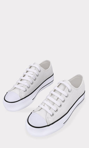 NIKKY SNEAKERS BLANCOS CONFECCIONADOS EN VINIPIEL CON SUELA DE 4 CM Y AGUJETA TEXTIL AJUSTABLE SOBRE EL EMPEINE PARA DAMA 