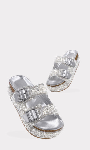 OMEGA PLATFORM SANDALS PLATA CONFECCIONADAS EN VINIPIEL METALICA CON PERLAS PEQUEÑAS AL FRENTE DE PUNTA REDONDA Y DISEÑO DE METER CON SUELA DENTADA