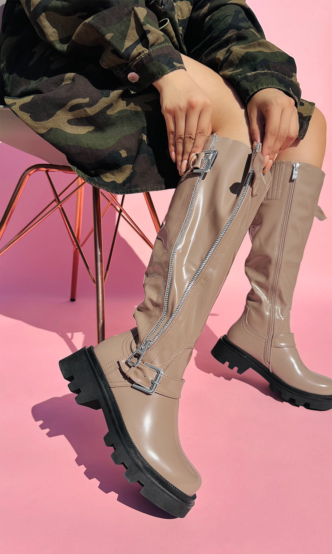 RIDER COMO COMBINAR BOTAS DE COMBATE COLOR NUDE CON ABRIGO DE ESTAMPADO MILITAR Y POSAR SENTADA EN SILLA METALICA