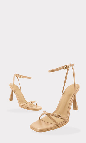 RODNEY ZAPATOS DE TACON COLOR NUDE HECHOS EN VINIPIEL CON DETALLE DE HEBILLA DORADA EN STRAPS CRUZADOS SOBRE LOS DEDOS PARA MUJER