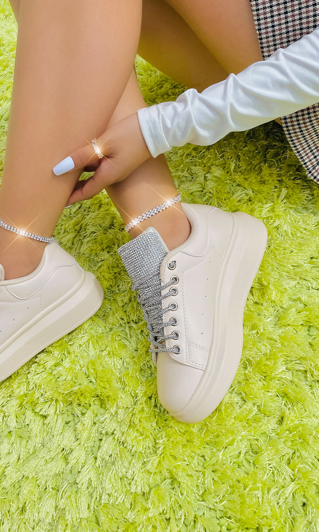 SYDNEY COMO COMBINAR TENIS NUDE DE BRILLOS CON FALDA CORTA Y BLUSA BLANCA A JUEGO DE PULSERAS TOBILLERAS PARA LUCIR TRENDY