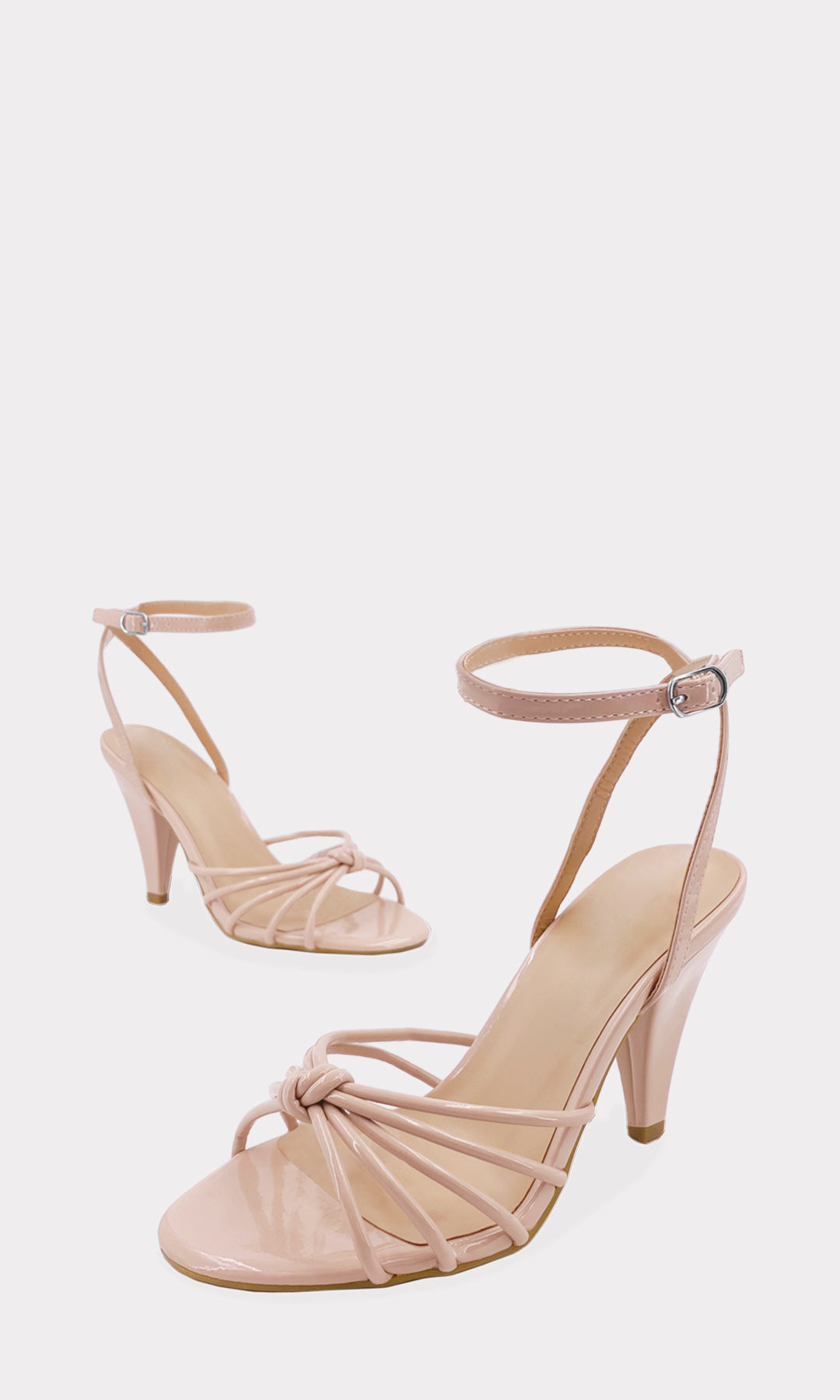 SYLVIE SANDALIAS DE TACON NUDE DE 9.5 CM CONFECCIONADAS EN CHAROL CON HEBILLA DORADA EN CINTA TALONERA AJUSTABLE Y PUNTA REDONDA PARA DAMA