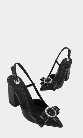 VANNITY SLINGBACK DE TACON NEGRO CONFECCIONADA EN CHAROL CON DETALLE DE BRILLOS EN MOÑO XL AL FRENTE Y TERMINACION PUNTIAGUDA CON CINTA TALONERA 