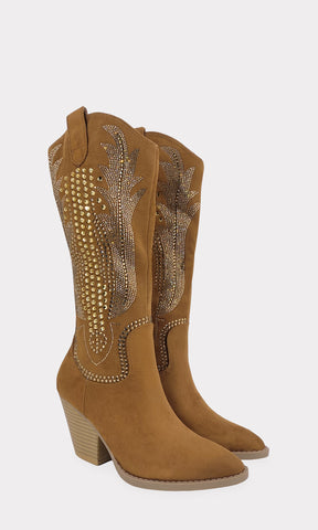 VIANNEY BOTAS WESTERN CAMEL DE TERMINACION PUNTIAGUDA CON BRILLOS PLATEADOS EN FORMA DE ALAS A LOS COSTADOS Y ACABADO EN NUBOCK CON TACON DE 8 CM