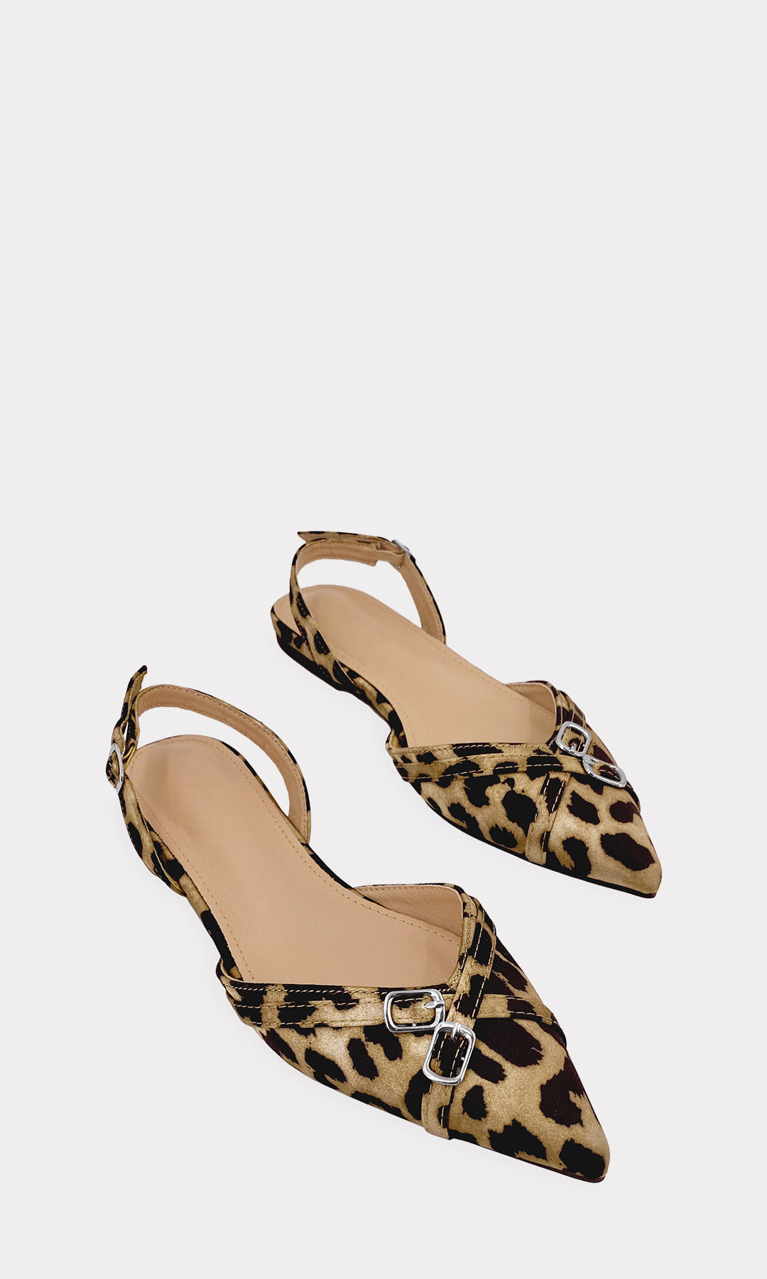 WENZEL FLATS DE LEOPARDO SLINGBACK CONFECCIONADAS EN SATIN CON DOS HEBILLAS AL FRENTE DE TERMINACION PUNTIAGUDA CON STRAP TALONERO